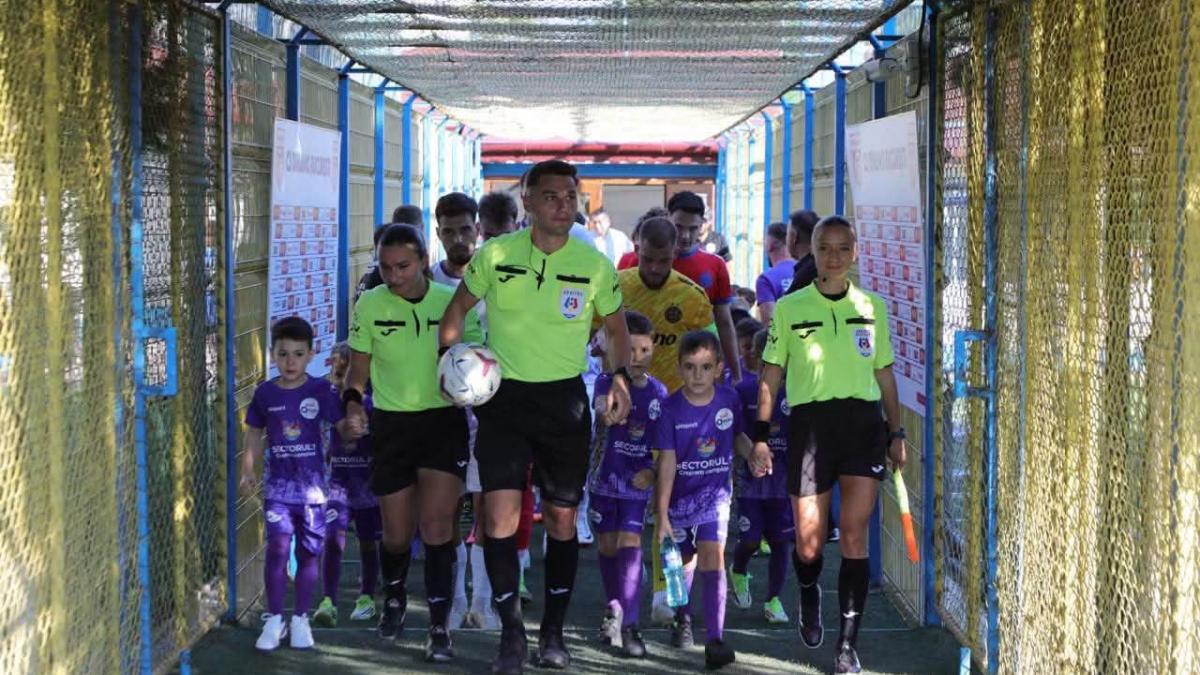 echipa de fotbal juniori intrând pe teren 