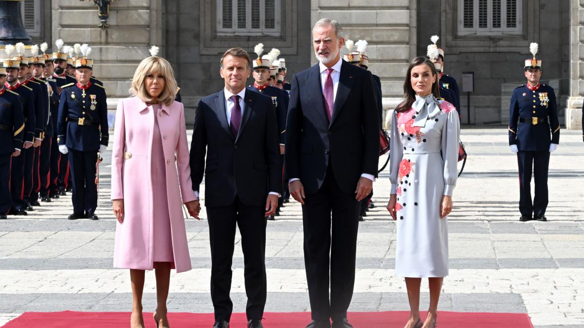 regele si regina spaniei i au primit pe emmanuel si brigitte macron cu fast la palatul regal in prima lor vizita de stat la madrid