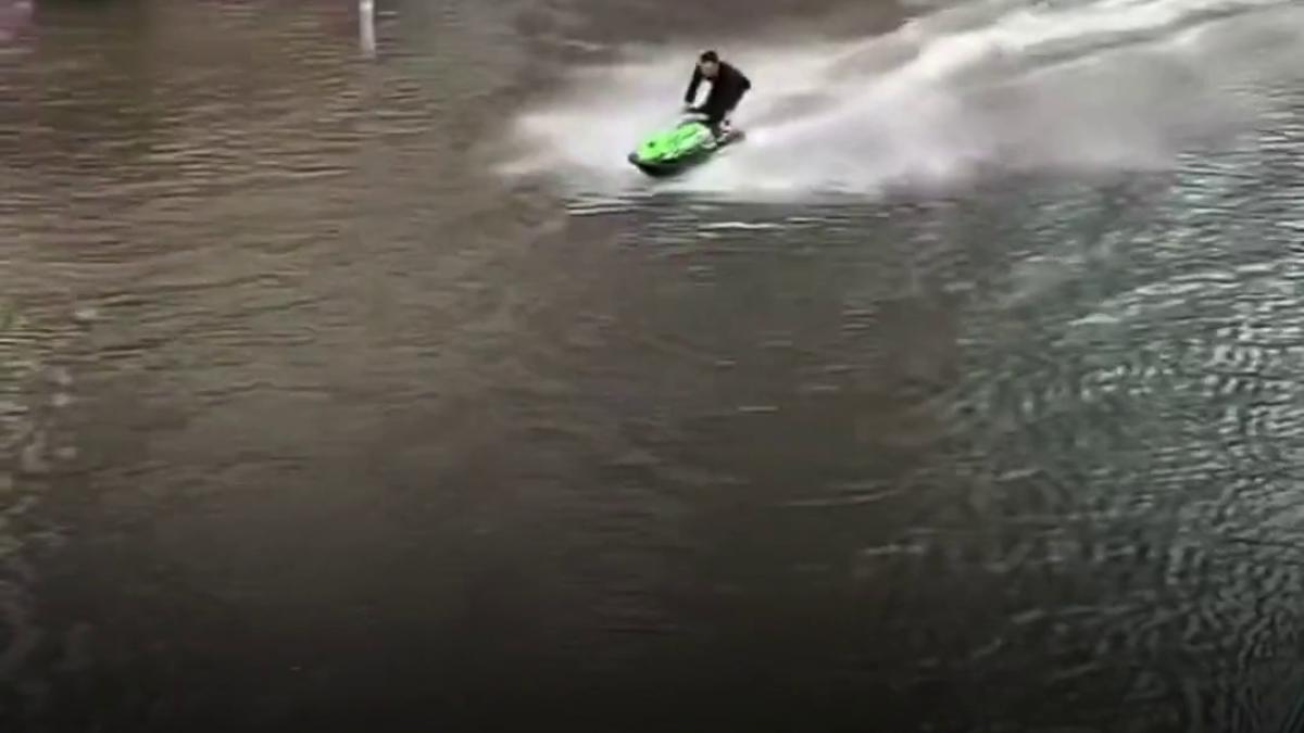 un barbat a fost arestat dupa ce s a plimbat cu jet ski ul prin bangkok ul inundat