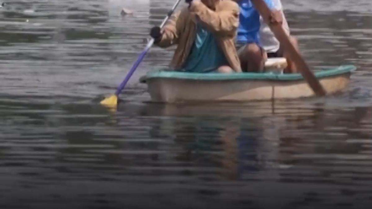 bangkokul se lupta cu inundatiile mii de oameni au ramas izolati in suburbii din cauza apelor