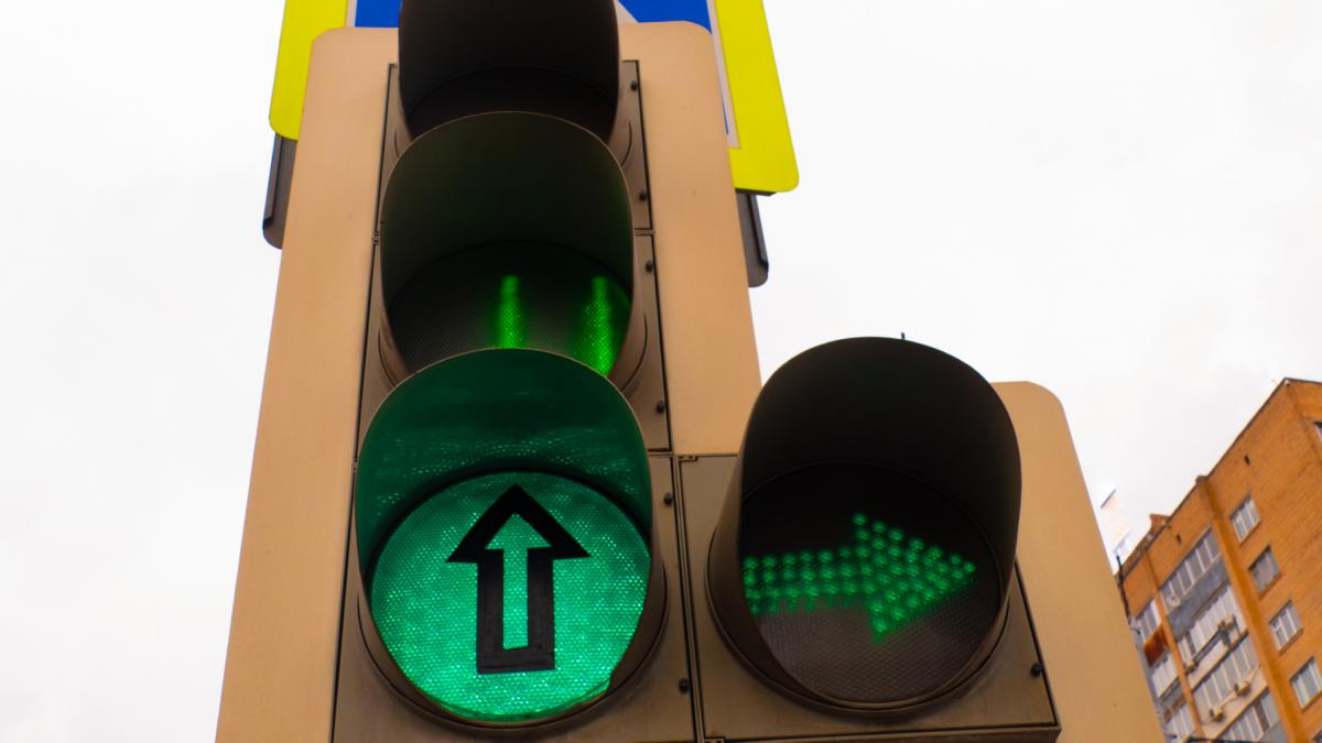 cand ai voie sa virezi la dreapta pe verde intermitent ce spune codul rutier