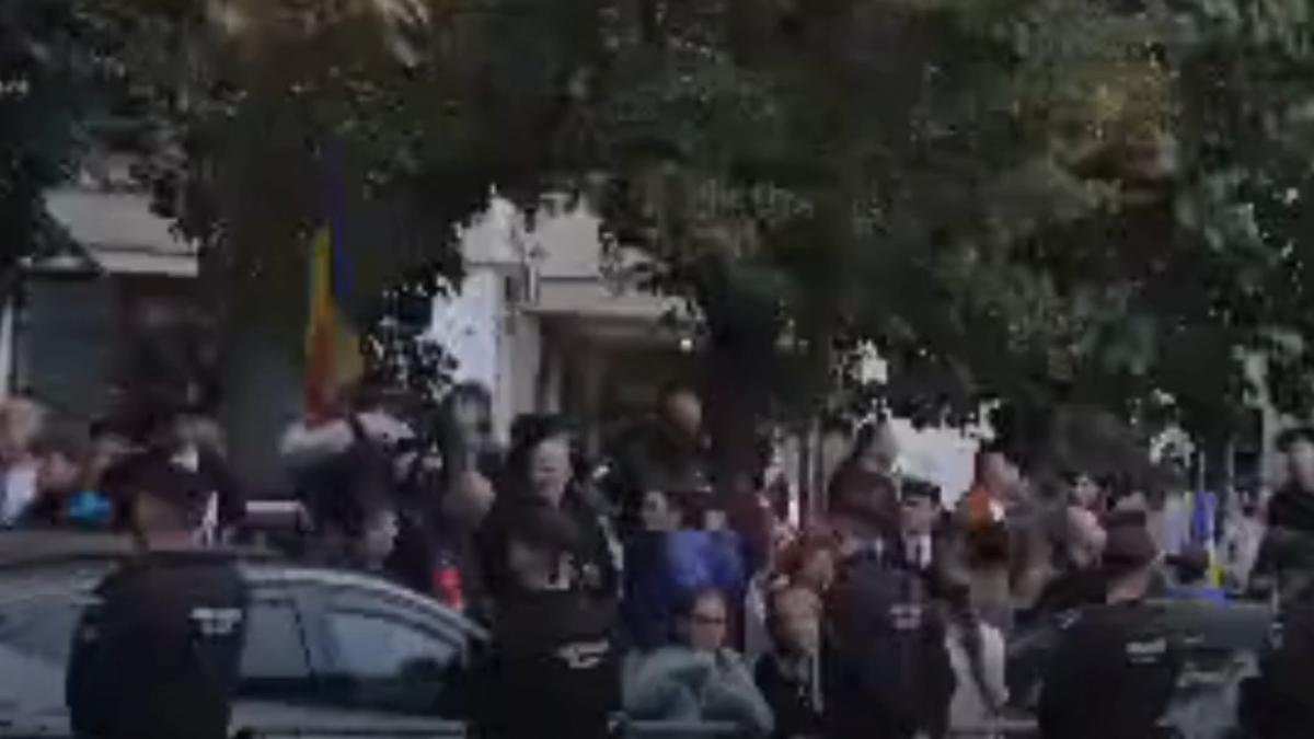sustinatorii lui calin georgescu au stat peste noapte in fata arestului central si nu vor sa plece