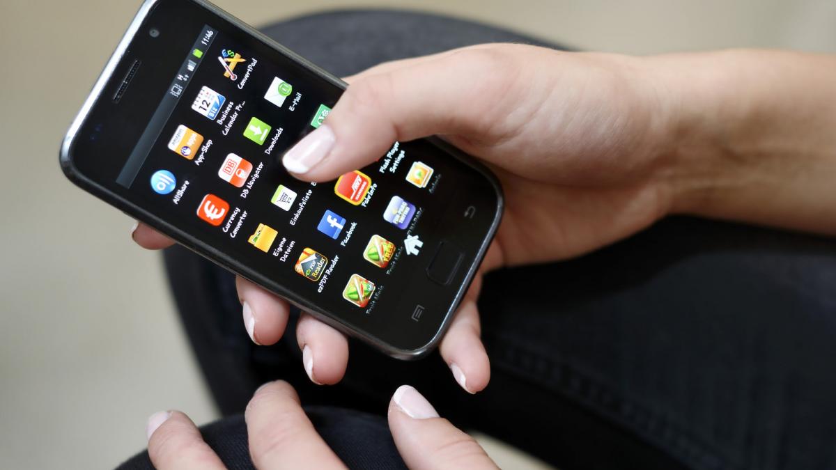 o persoana foloseste un telefon mobil