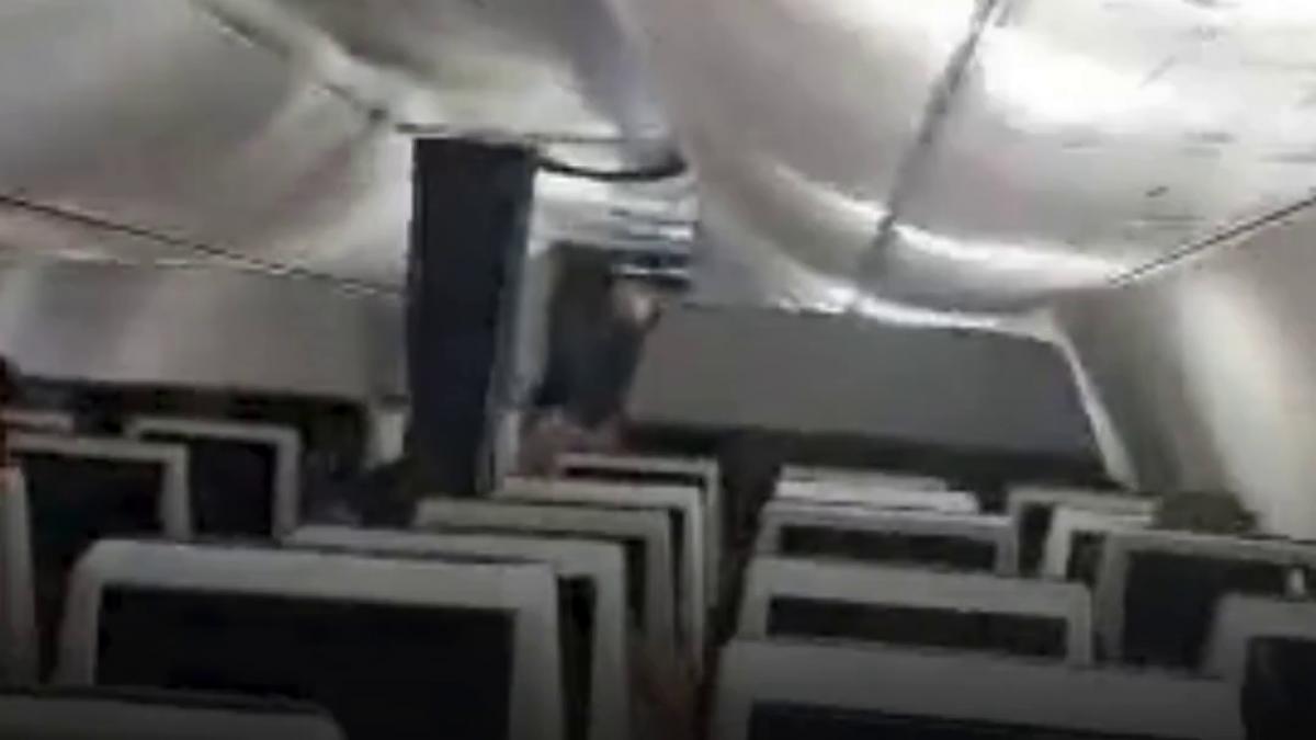 tentativa de deturnare intr un avion flydubai care zbura spre israel cu 100 de pasageri pilotul l a injunghiat pe copilot