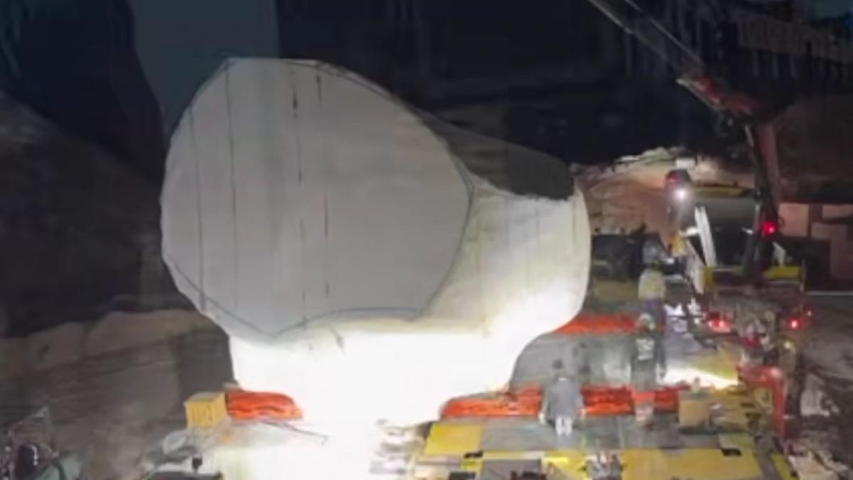 un gigant de marmura de 500 de tone a plecat din grecia spre o tara din inima europei calatoreste noaptea pe uscat pana la mare
