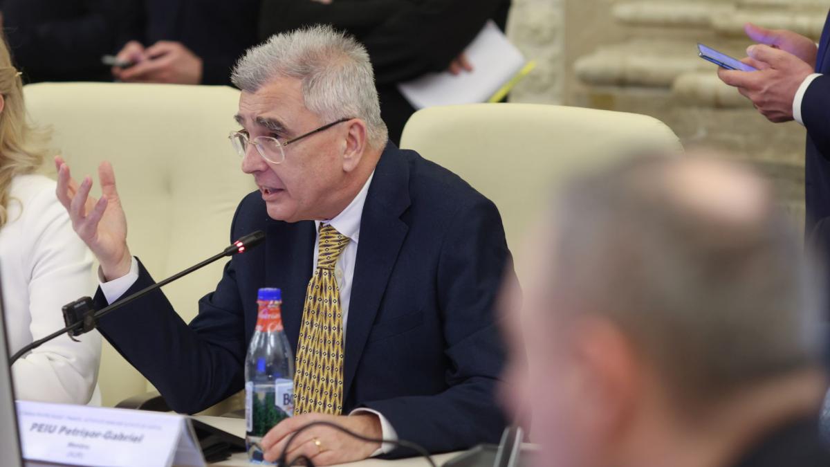 aur ii raspunde lui nicusor dan peiu constitutia nu ii da voie sa selecteze partidele care sa compuna majoritatea parlamentara