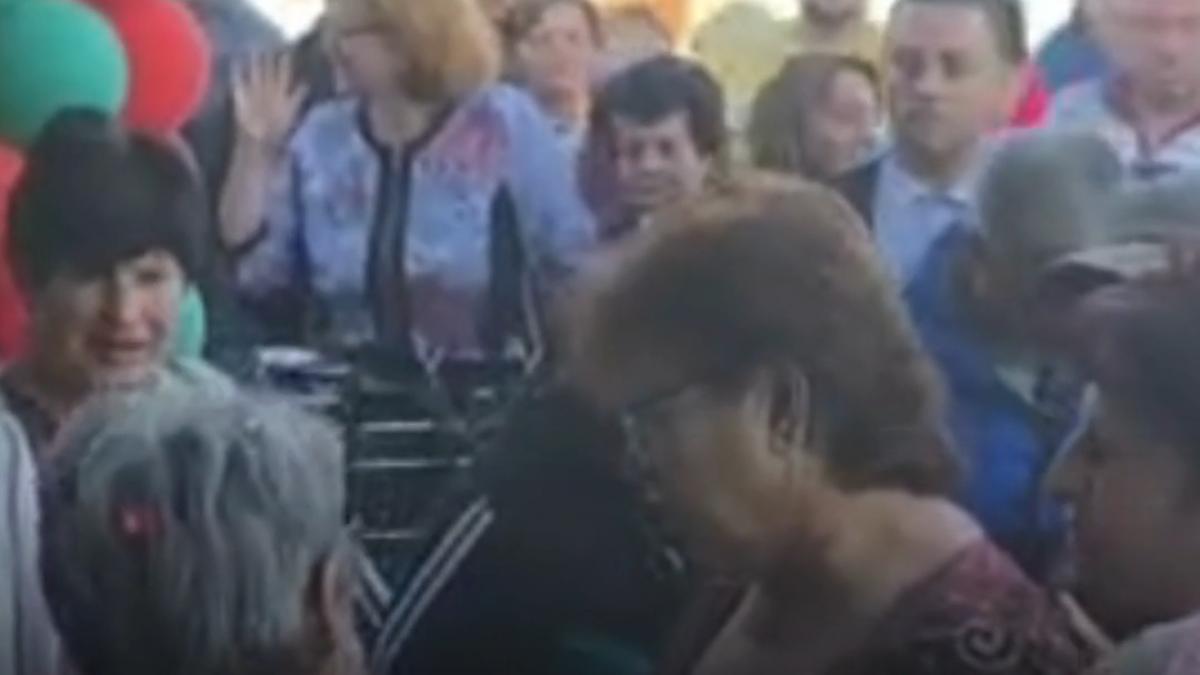 coada de sute de persoane la deschiderea unui magazin alimentar din drobeta turnu severin oamenii s au imbulzit sa intre