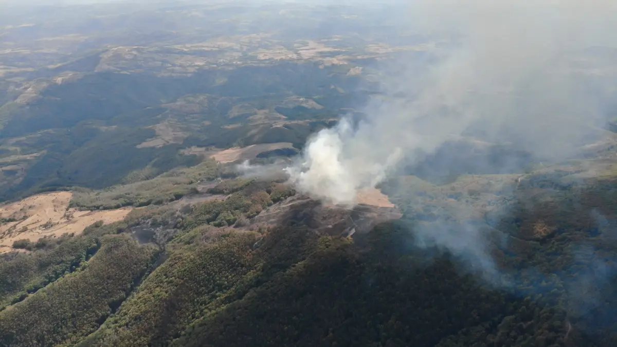 incendiul din domogled langa baile herculane este greu de stins pompierii au aruncat intr o singura zi 200 000 de litri de apa
