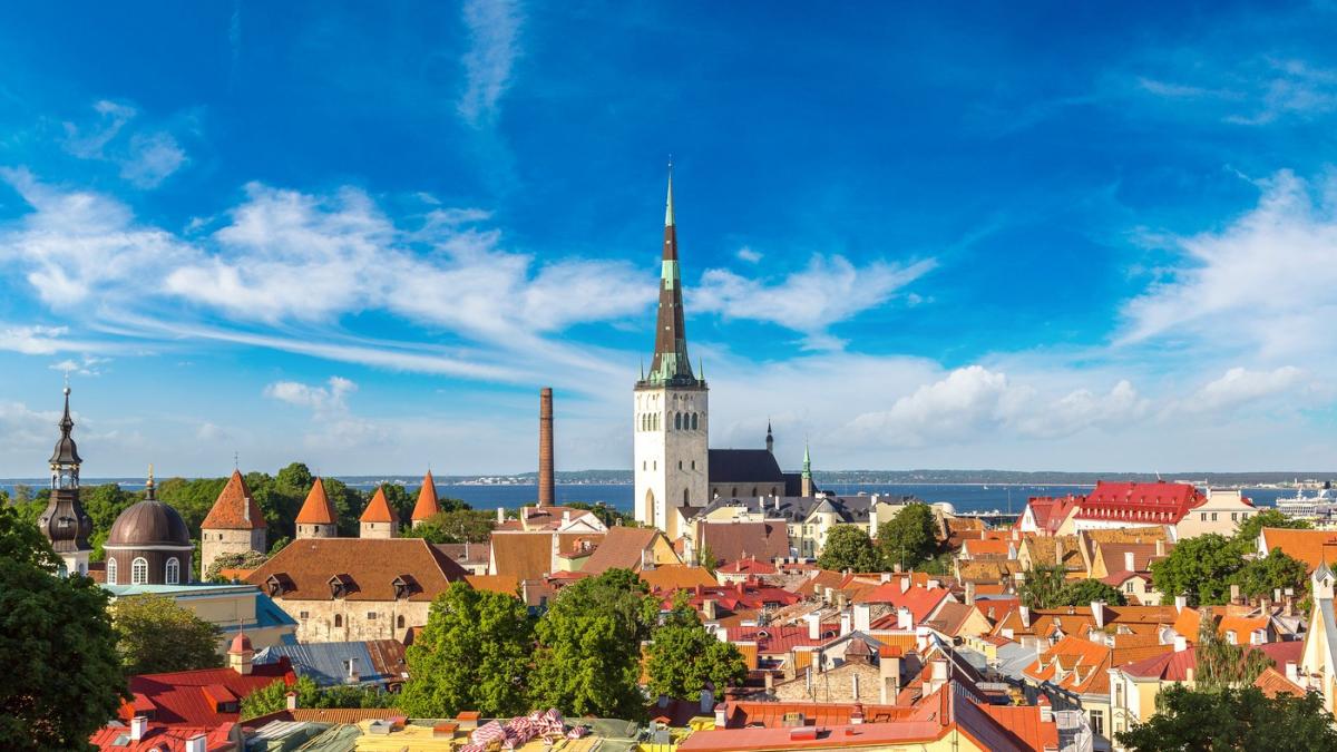 panorama cu centrul istoric din tallinn