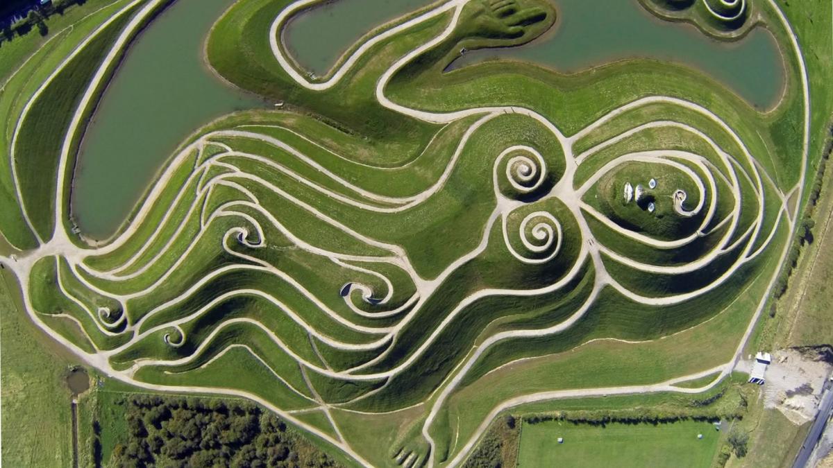 o drona surprinde cea mai mare sculptura terestra din lume cu silueta unei femei un peisagist tunde doamna nordului o data pe an