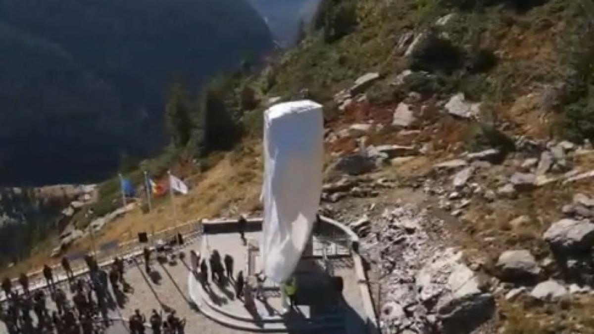 omagiu pentru eroii transfagarasanului a fost inaugurat un monument pentru cei care au construit cel mai spectaculos drum din romania