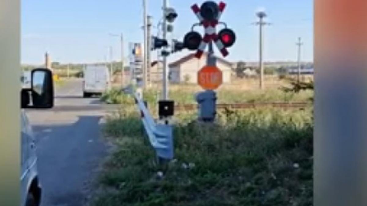 patru oameni intre care un si un copil de 12 ani au murit dupa ce un tren a spulberat joi un microbuz in judetul galati