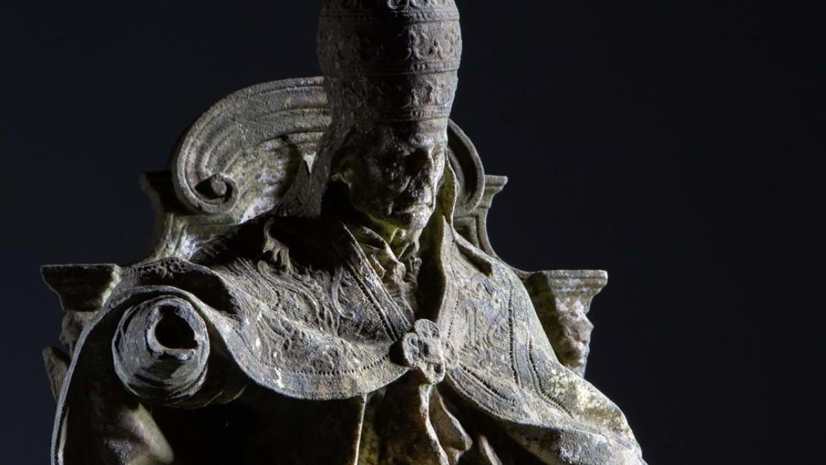un barbat a gasit la un depozit de reciclare un ornament din beton care s a dovedit a fi o sculptura extrem de valoroasa