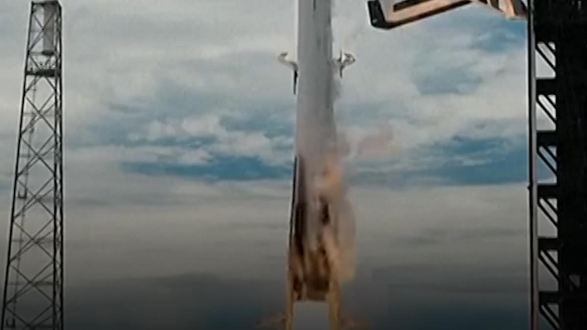 un echipaj format din patru astronauti a plecat spre statia spatiala cu o racheta spacex