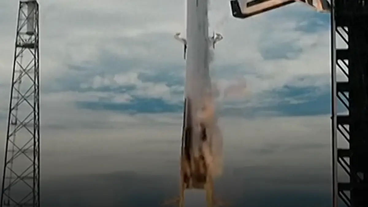 un echipaj format din patru astronauti a plecat spre statia spatiala cu o racheta spacex