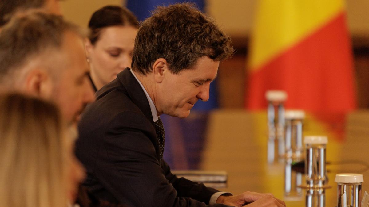 nicusor dan a convocat oficial consultarile pentru desemnarea unui nou premier acestea incep luni la ora 14