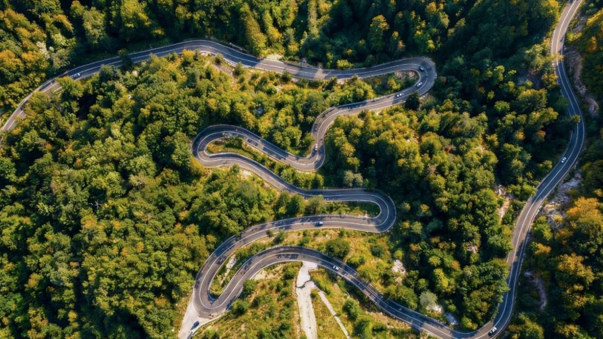 noul transfagarasan din vestul romaniei a intrat in lucru drumul spectaculos care leaga trei judete este modernizat cu bani europeni