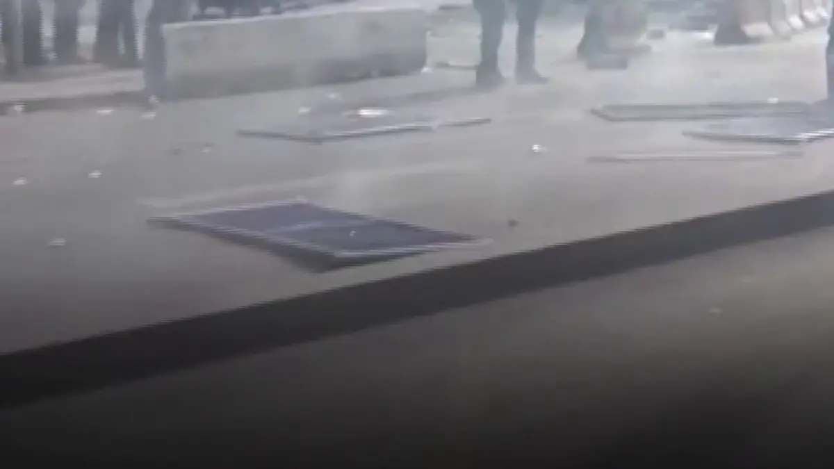 revolutia elevilor din franta s a extins in universitati 2 000 de persoane arestate extrema stanga ar fi in spatele violentelor