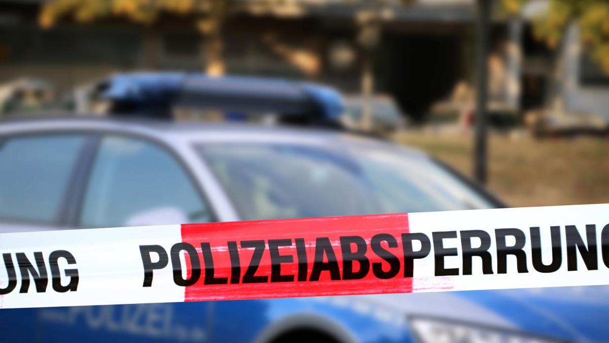 masina de politie austriaca si o banda care izoleaza zona