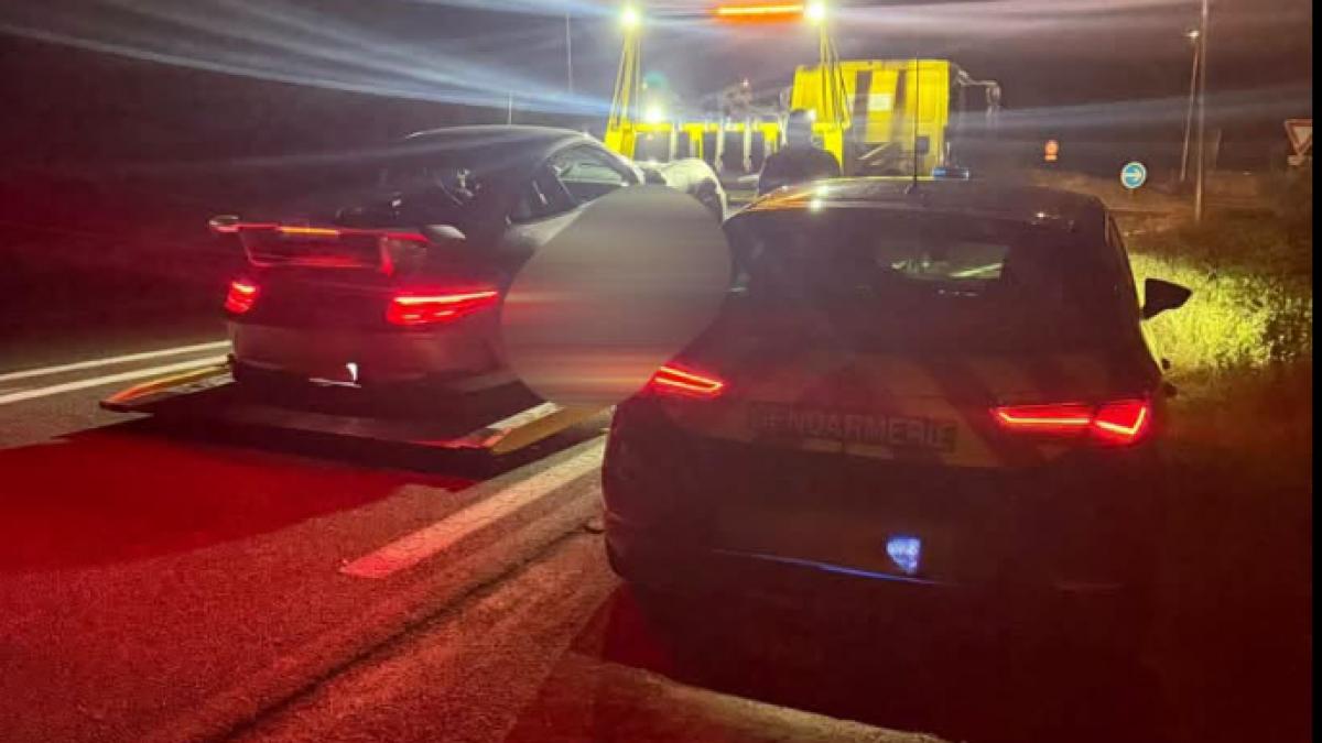 masina oprita de politie pe o autostrada din Franta