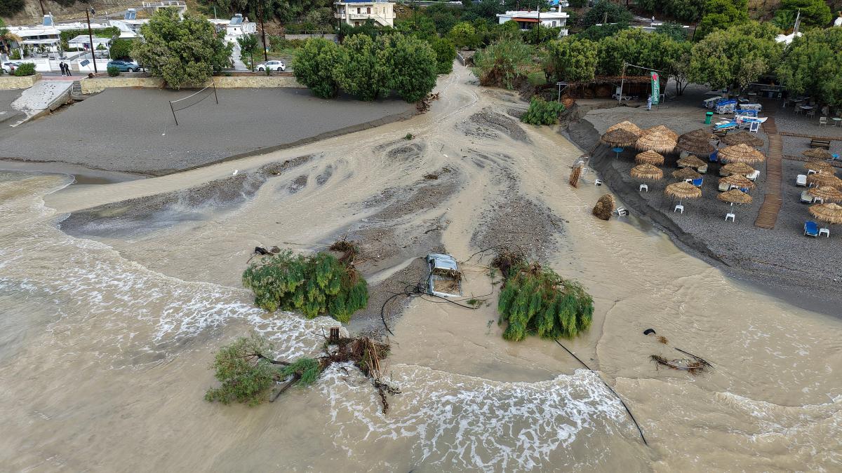 inundatii devastatoare in creta zeci de oameni au fost evacuati opt muncitori au ramas blocati in cheile samariei