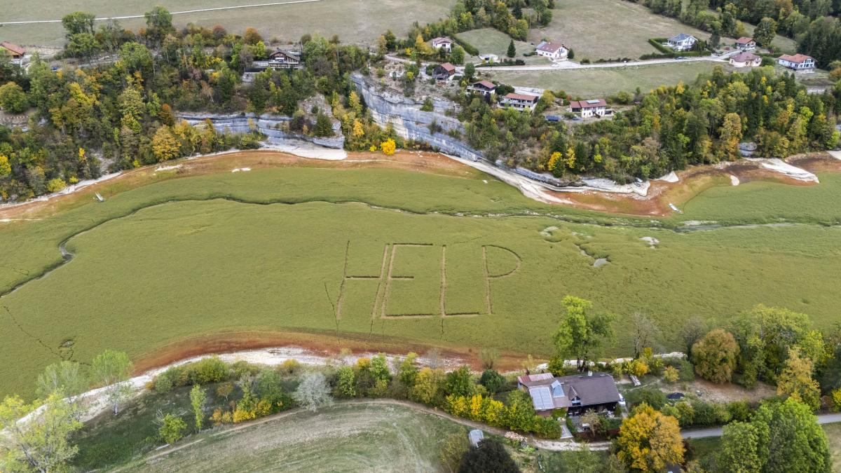 mesaje de sos si ajutor au aparut pe albia unui lac aproape complet secat de la granita frantei cu elvetia