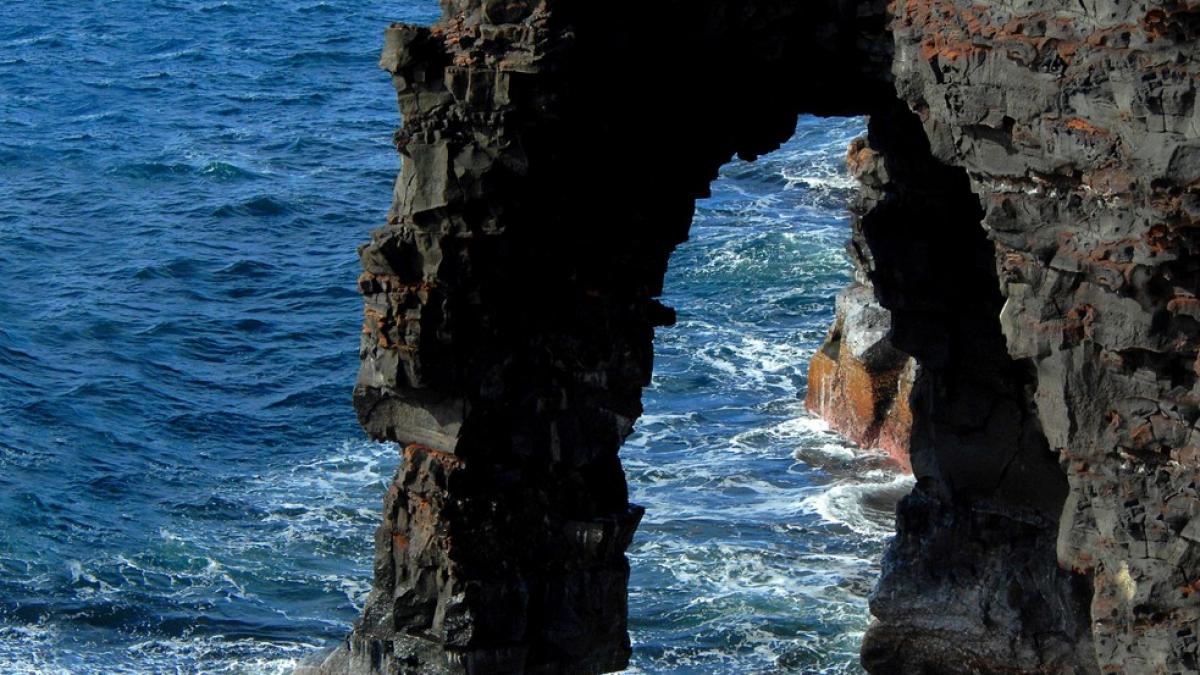 un arc marin creat de vulcani in urma cu 550 de ani s a prabusit in oceanul pacific cand turistii au venit sa l vada acesta disparuse