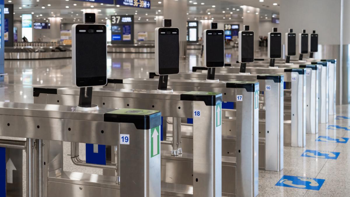 britanicii nu isi vor mai scana pasapoartele la aeroport cand revin in marea britanie va fi introdusa recunoasterea faciala