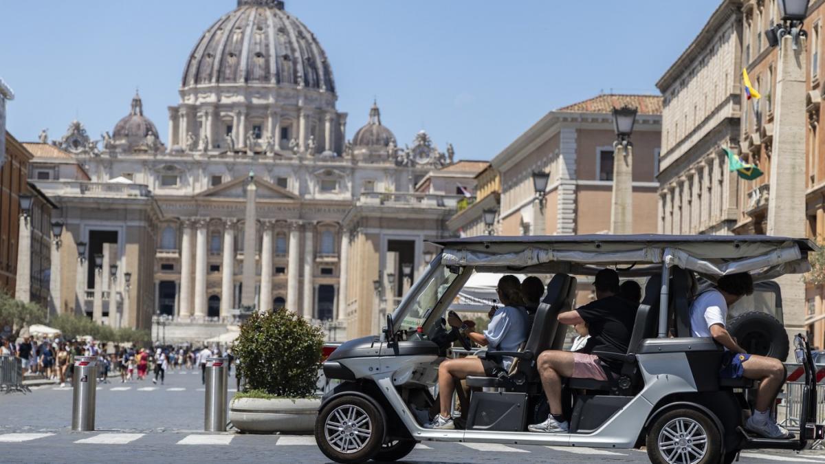 o noua practica a turistilor ii exaspereaza pe localnicii din roma sunt prea multe politia a inceput sa dea amenzi drastice