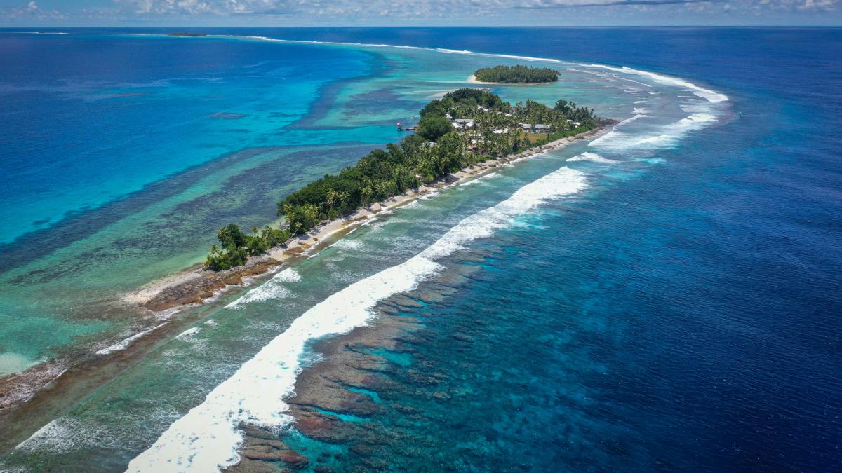 o tara intreaga se scufunda vazand cu ochii tuvalu de abia mai rezista deasupra apei