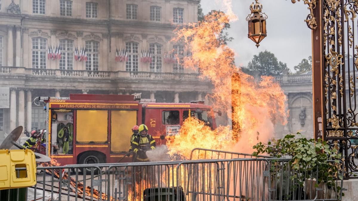 peste 400 de licee raman inchise luni in franta din cauza revolutiei elevilor zeci de scoli au fost incendiate si vandalizate