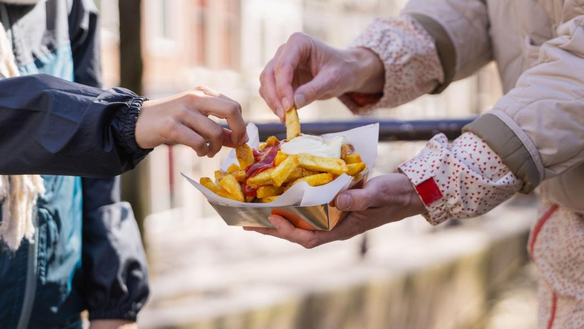 razboiul cartofilor prajiti a izbucnit in amsterdam cozile formate de turistii atrasi de tiktok la un local au ajuns in instanta