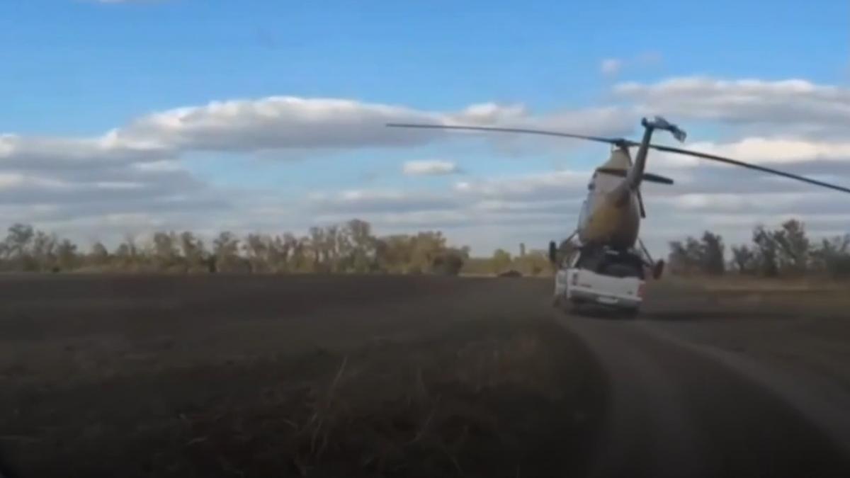 rusii au incercat sa transporte un elicopter pe un pickup camioneta s a rasturnat impreuna cu aeronava