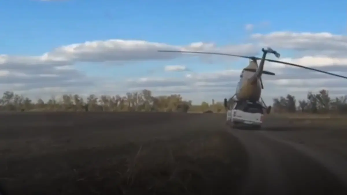 rusii au incercat sa transporte un elicopter pe un pickup camioneta s a rasturnat impreuna cu aeronava