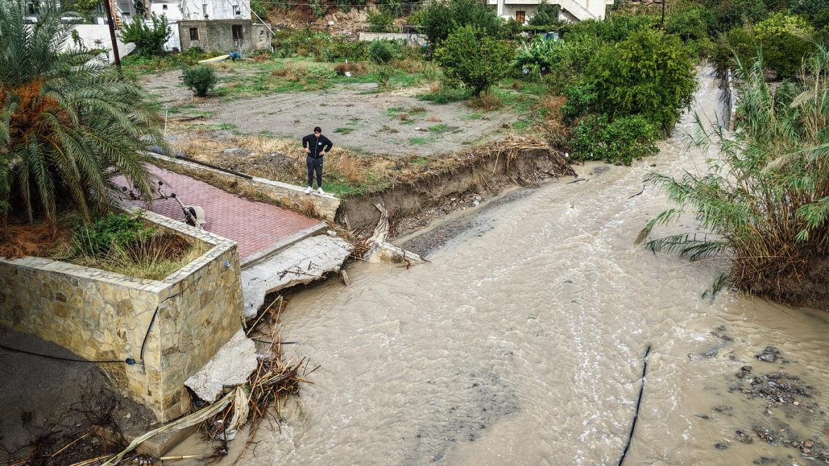 stare de urgenta in creta turisti evacuati din hoteluri si drumuri inchise in urma viiturilor