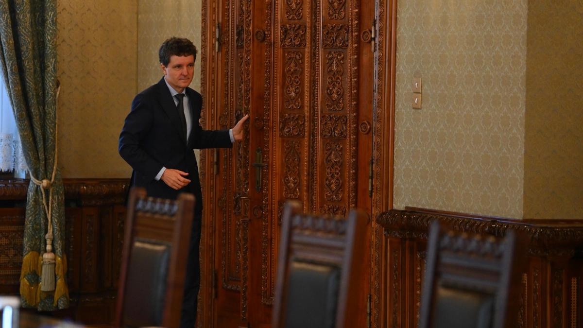 surse nicusor dan are pe masa cinci nume de premieri independenti ce surpriza le pregateste partidelor luni la consultari