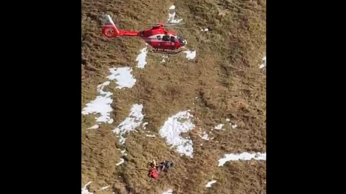 un barbat a fost salvat cu elicopterul smurd dupa ce a cazut 40 de metri intr o prapastie in zona la trei pasi de moarte din fagaras