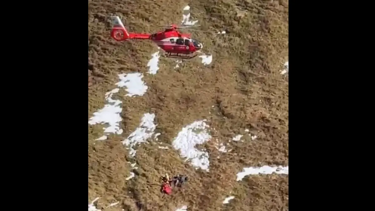 un barbat a fost salvat cu elicopterul smurd dupa ce a cazut 40 de metri intr o prapastie in zona la trei pasi de moarte din fagaras