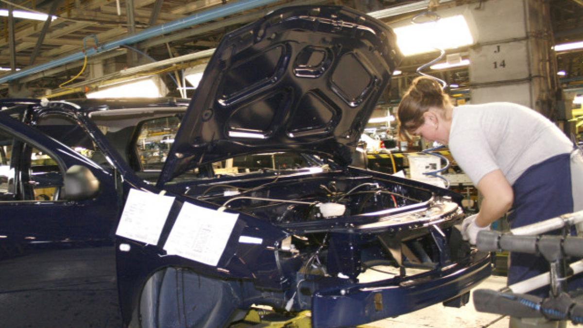 dacia isi intrerupe productia la mioveni in 2 zile din octombrie in 2026 dacia a vandut mai putine masini in europa fata de 2025