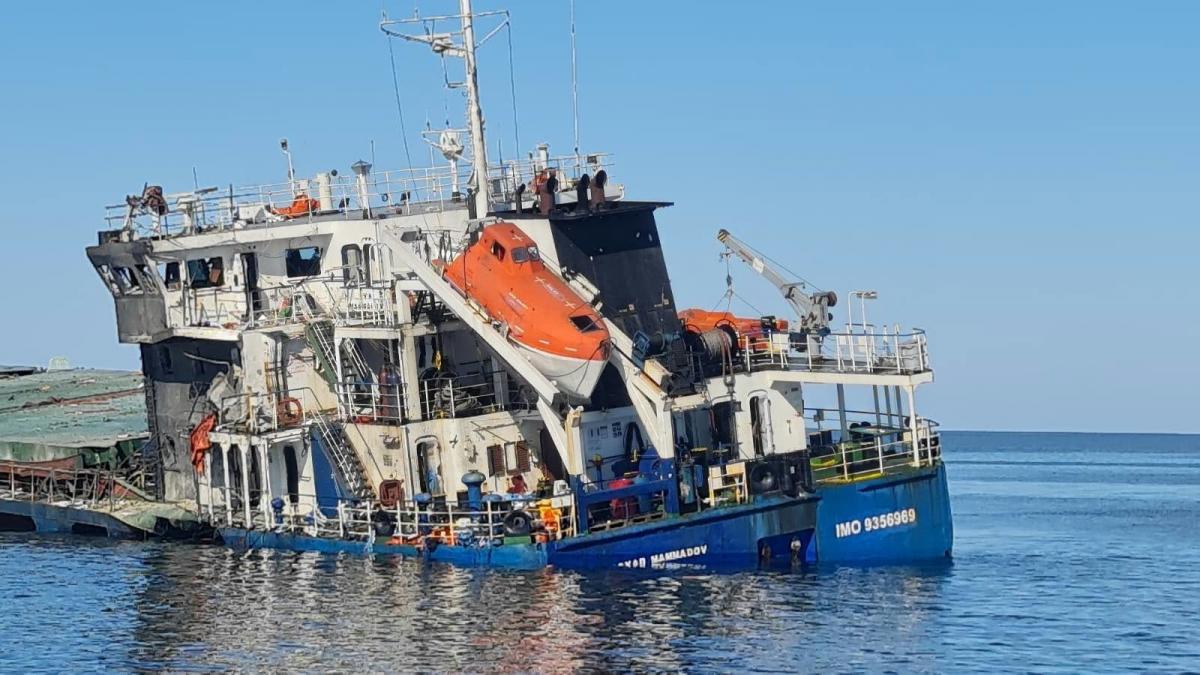 imagini cu nava distrusa de dronele rusesti in marea neagra cei 11 marinari salvati de romani au ajuns la constanta