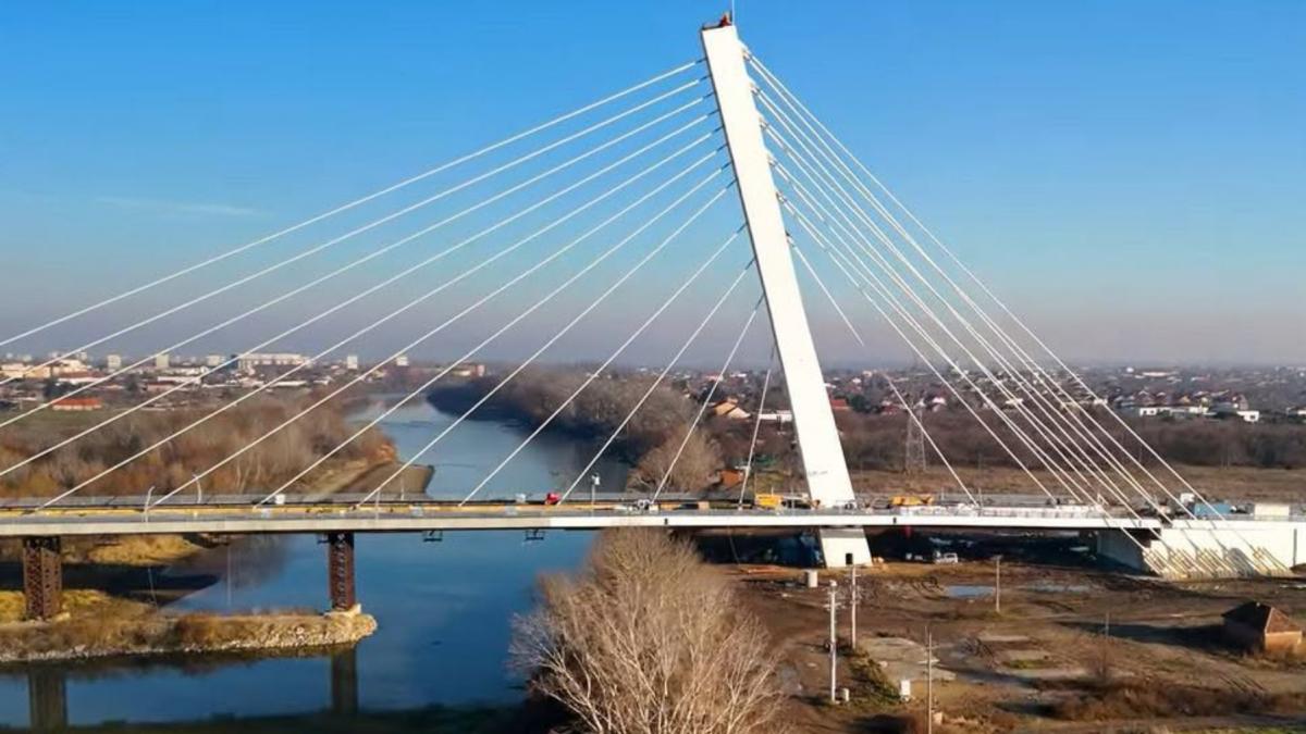 noul pod hobanat din arad intra in reparatii la noua luni de la inaugurare problemele aparusera chiar de dinainte de deschidere