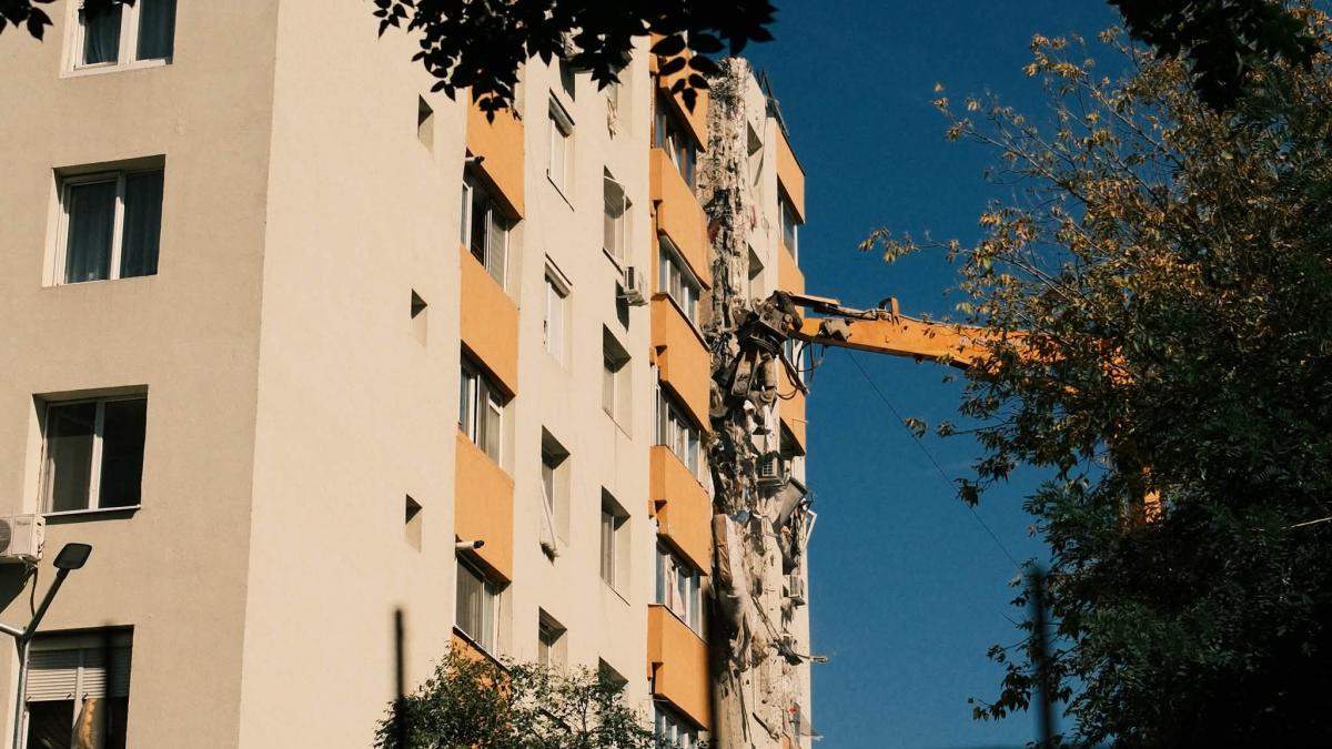 primele imagini de la demolarea blocului care a explodat in rahova imobilul ramane fara etajele superioare