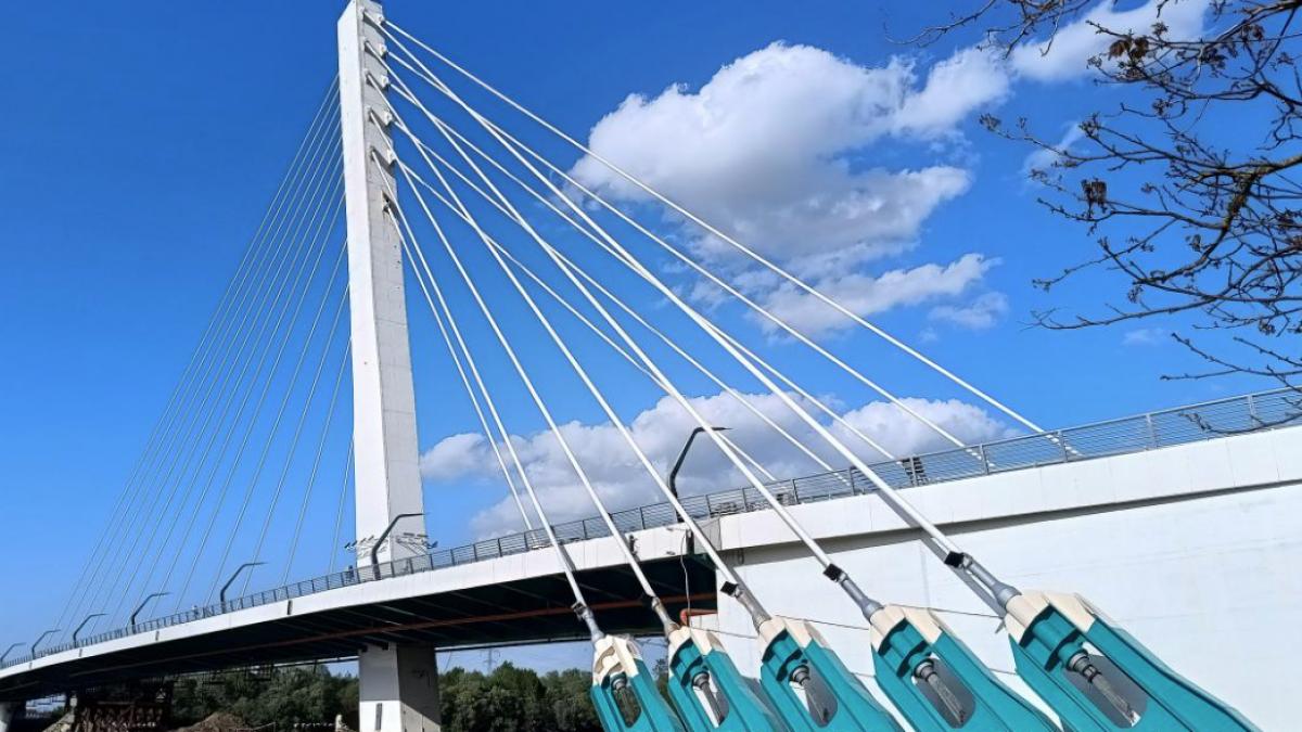 tartanul era tot valuri te afundai in el cand calcai noul pod hobanat din arad intra in reparatii la noua luni de la inaugurare