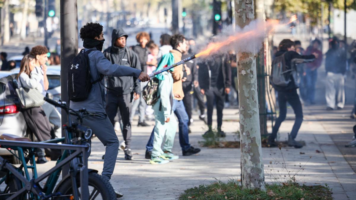 violente grave la protestul elevilor din franta un liceu a fost incendiat copiii au ramas blocati in interior sute de scoli inchise