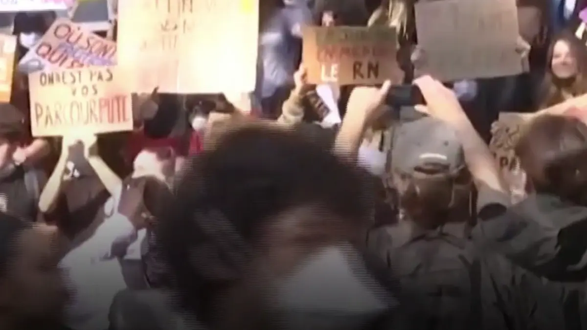 alerta de gradul zero in franta protestatarii s au imbrancit cu jandarmii la paris la lyon au aruncat cu proiectile in politisti