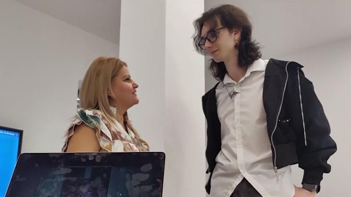 poza in care apar Carmen Ungur Brehoi, lector în cadrul Universității din Oradea, şi Aris Dejeu, student la Jurnalism