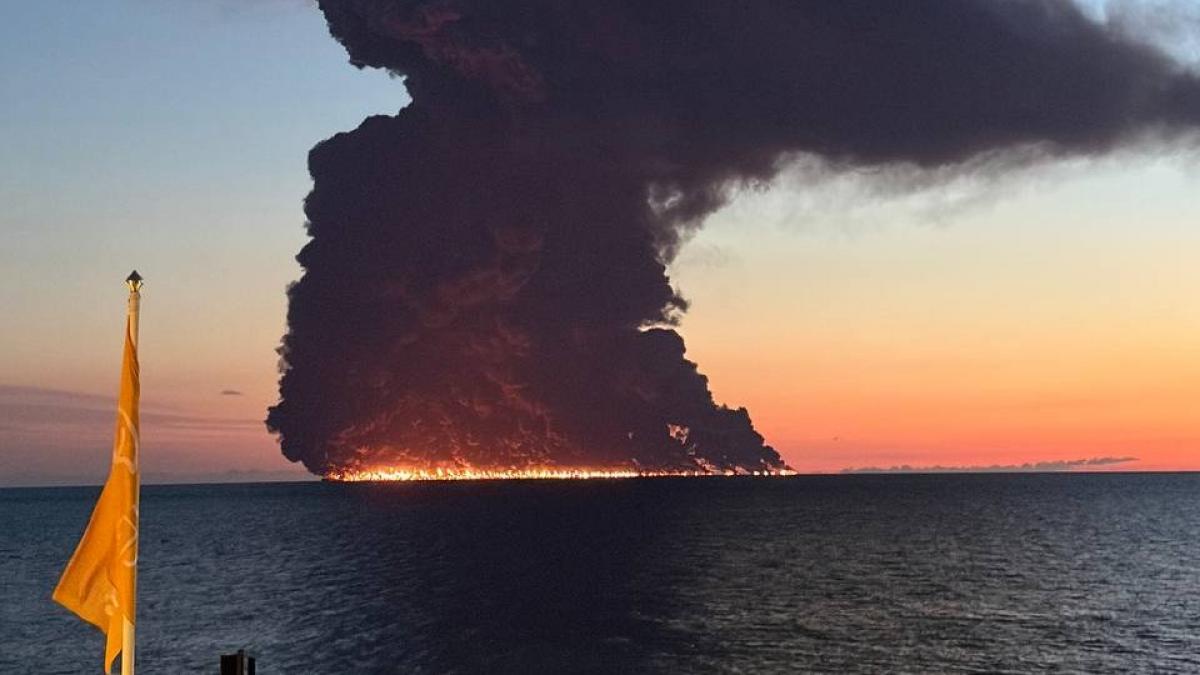 flacari uriase la marea neagra arde un petrolier din flota fantoma a rusiei langa soci dupa ce ar fi fost lovit de drone