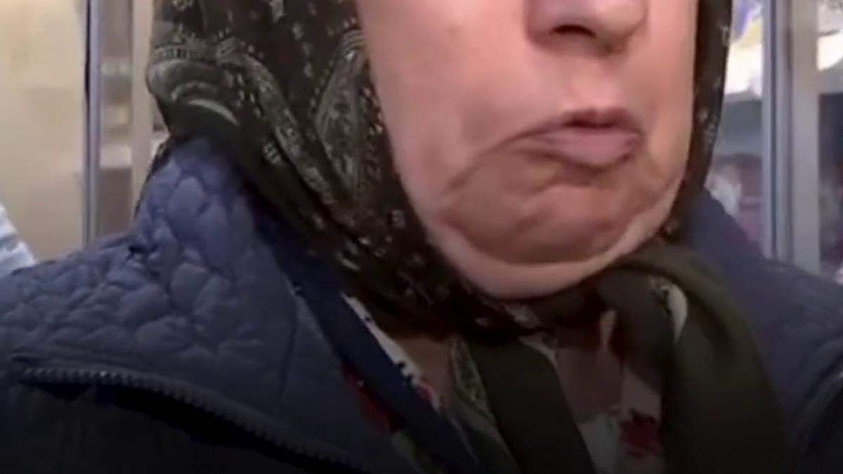 o femeie in varsta plange intr un magazin langa rafturile cu alimente din cauza preturilor prea mari nu stiu cum m oi descurca