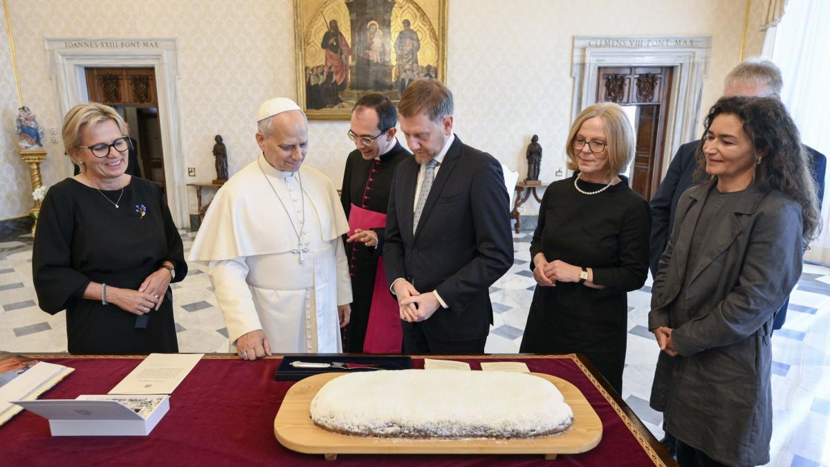 o prajitura germana oferita papei leon prea fragila pentru transportul cu avionul a fost dusa la roma cu masina