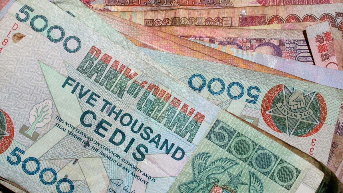sapte persoane au fost arestate pentru ca au folosit bancnote din ghana pentru a realiza buchete de bani